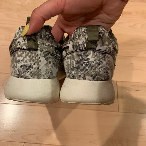 Nike Camo Print Roshe Runs - Picture 2 of 4